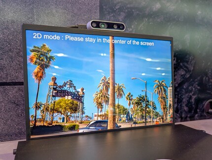 Das Light Field Display schaltet automatisch in eine 2D-Ansicht, wenn ich den Bereich für 3D verlasse.