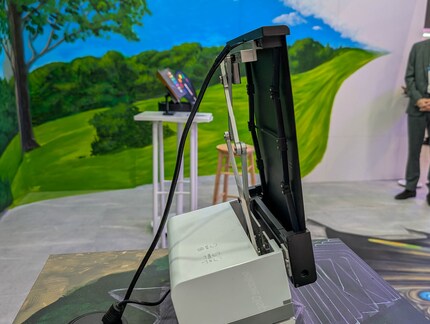 Noch ist ein großes Gestell notwendig, um das Display auszurollen.