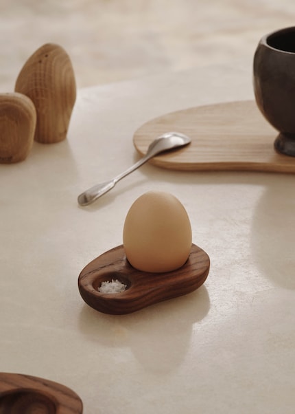 Il design organico in legno intagliato è accattivante e piacevole al tatto.