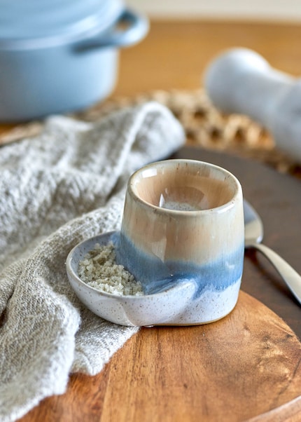 Le sfumature di colore enfatizzano il carattere unico e naturale del portauovo.