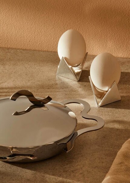 La forma insolita di questo portauovo crea un effetto sorpresa quando si apre l'uovo a colazione.