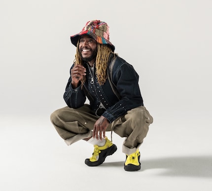 Le gagnant du Grammy Thundercat pose pour Crocs EXP.