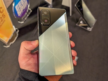 Ci sono celle solari sul retro di questo smartphone.