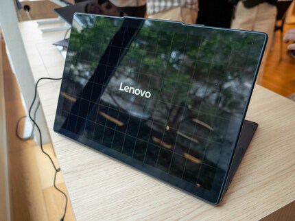 I rettangoli sul coperchio del notebook rivelano le celle solari.