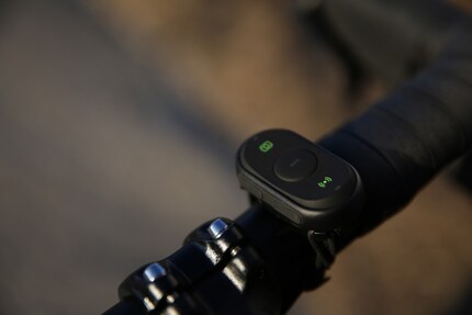 Il telecomando Bluetooth del Ranger sul manubrio.