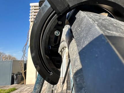 Je recouvre cette vis d’un capuchon en caoutchouc.