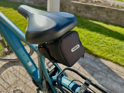 La chaîne d’antivol se range dans la sacoche de selle.