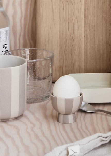 L'intramontabile motivo a righe conferisce ai portauova un aspetto emozionante e al contempo armonioso.