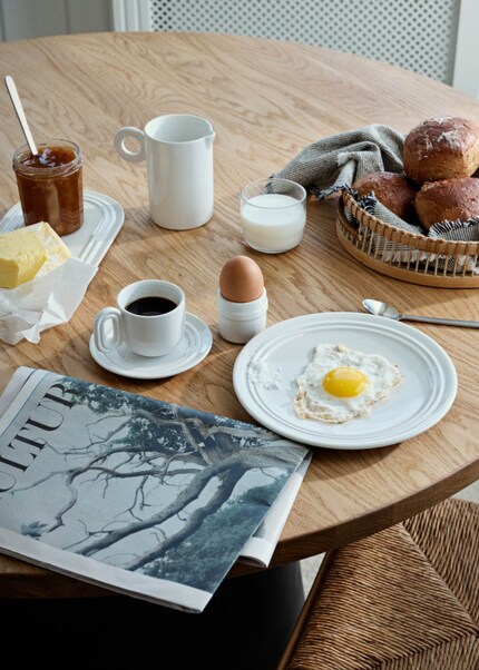 Con il suo color bianco gesso, questo portauovo mantiene un basso profilo.