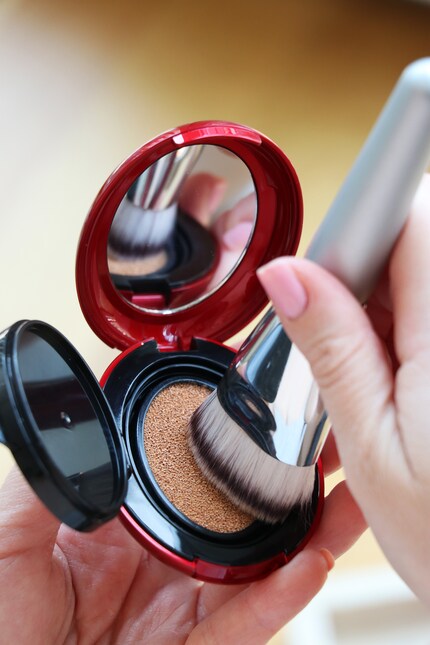 A perfect match: My Multi Foundation Brush from Rosy Rosa fits perfectly into the opening of the mini version and is my favourite alternative to the small sponge.