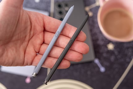 Optisch gleich, innen anders: Der S-Pen des Galaxy S25 Ultra links hat kein Bluetooth mehr.