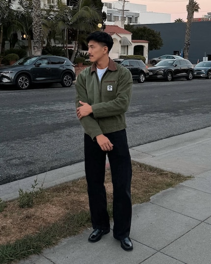 Una giacca da lavoro verde oliva abbinata in modo semplice ma elegante.