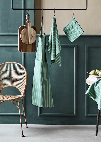 Wall bars keep your work surface clear and clutter-free.