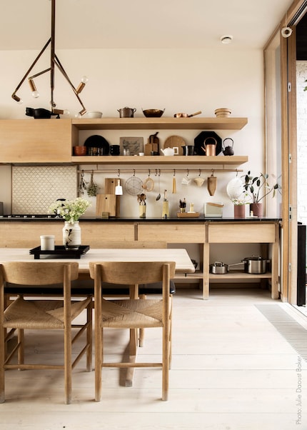 A wall bar along the full length of the kitchen unit maximises storage space and creates a harmonious, efficient design.