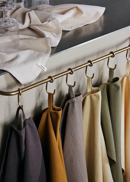 Mounted behind the kitchen unit, hanging rails are more discreet, but still offer all the practical advantages.