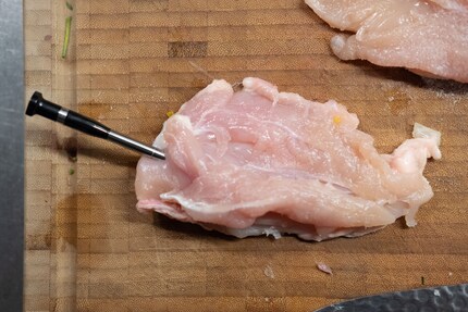 La sonda deve sporgere leggermente dalla carne in modo che il sensore possa misurare la temperatura ambiente.