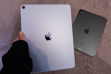 Auch wenn es oft in einer Hülle steckt: Das lila iPad Air ist schick.