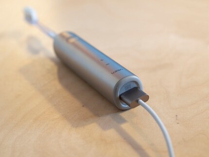 Because there’s no charging station, you have to lie the toothbrush down to charge.