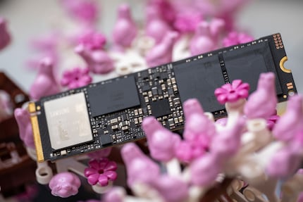 The controller on the left, the DRAM cache in the middle and both NAND memory modules on the right.