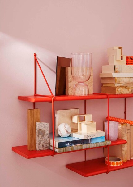 L'étagère rouge : une touche de couleur qui apporte énergie et créativité au bureau.