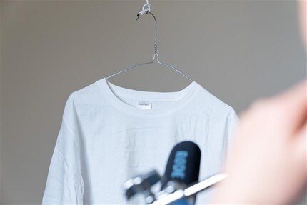 In the interview, the Galaxus T-shirt isn't buttoned up at all, but provides candid information.