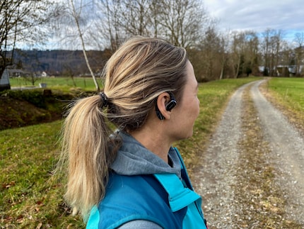 Les mèches de cheveux qui ont besoin d'être disciplinées ne font pas bon ménage avec les écouteurs FreeArc.