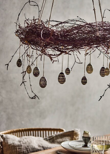 Ein einfacher Astkranz mit dezentem Osterschmuck sorgt für lässige Eleganz in deiner Deko.
