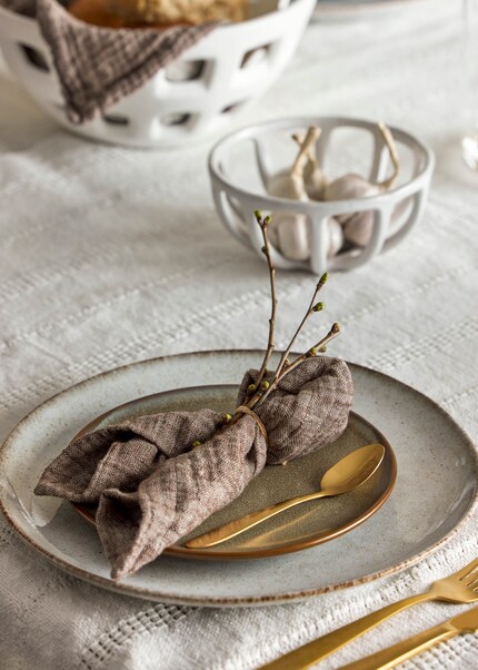 Osterhase mal anders: Die Oster-Serviette ergänzt jedes Gedeck.