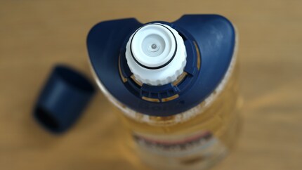La bouteille possède une valve. Ce n’est que lorsque je l’insère dans le balai-serpillère que le produit se libère.
