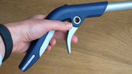 C’est grâce au manche en forme de pistolet que je projette le produit de nettoyage sur le sol.