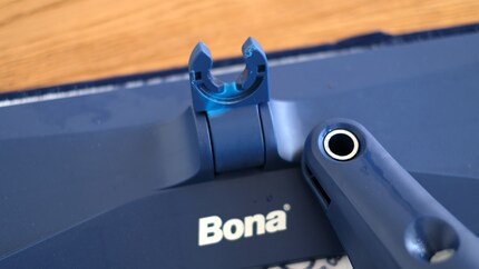 L’articulation pivotante est en plastique et semble ici déjà un peu abîmée.