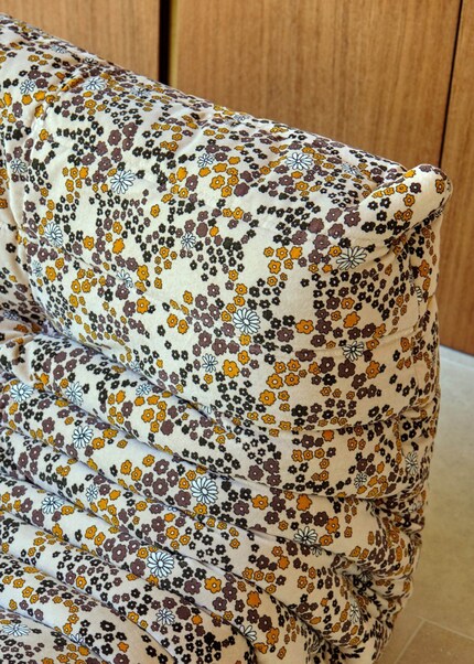 Grâce aux nombreuses couleurs du motif, le fauteuil s’intègre parfaitement dans de nombreuses pièces.