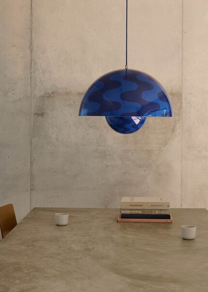 Elle est disponible en applique murale, plafonnier, lampe de table ou lampadaire.