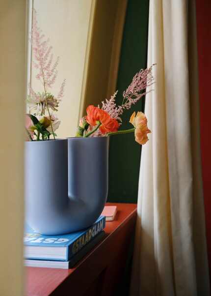 Tandis que le petit modèle est idéal pour les étagères, les plans de travail et les rebords de fenêtre...