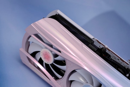 Perlmutt-Effekt und Glitter-Partikel machen die Atlantis-Grafikkarte zu etwas Besonderem.