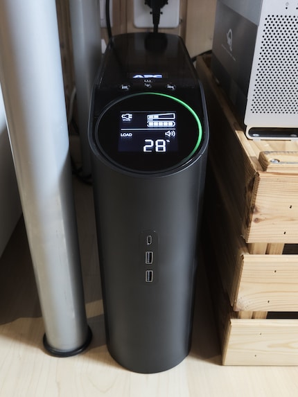 The UPS is 29.2 cm tall, 10.4 cm wide and 40.8 cm in depth. It weighs 12.24 kilogrammes.