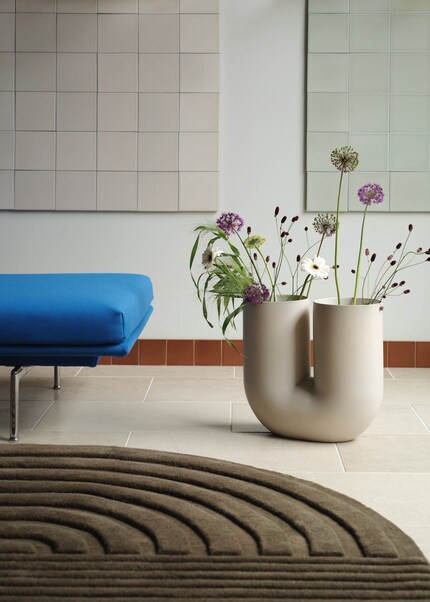 ... le plus grand vase Kink est parfait comme sculpture ou petit meuble décoratif, même directement posé au sol.