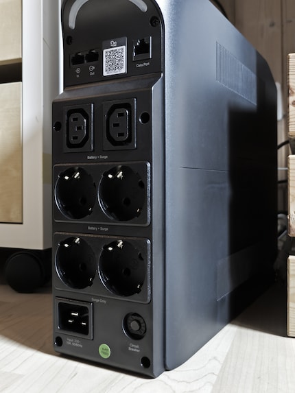 There are four Schuko and two C13 sockets on the back.