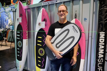 Maurus con le tavole da pump foiling Indiana al Salone Nautico Internazionale «Boot».