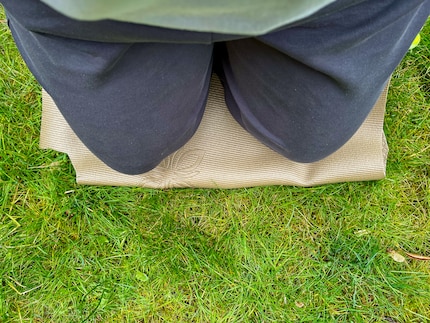 Garten-Glue lege ich doppelt. So ist es noch bequemer an meinen Knien.