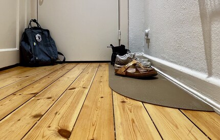 Schuh-Glue hat die Maße 32 x 120 Zentimeter. Die Rundung fügt sich hübsch in den Flur ein.