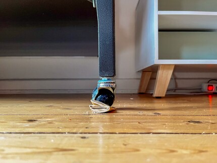 Bisher diente ein gefaltetes Stück Papier als Unterlage für die Käfigbeine. Auch optisch kein Highlight.