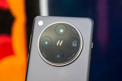 Quatre caméras équivalentes.