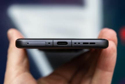 La charge se fait via USB-C ou sans fil.