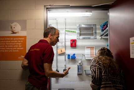 Animal shelter manager Rommy Los points to the airlock door and the quarantine behind it. Because of the negative pressure inside, no germs can get out.