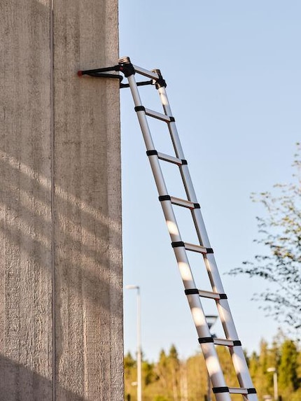 La forma curva è progettata per garantire che la scala si appoggi in modo più sicuro agli angoli delle case.