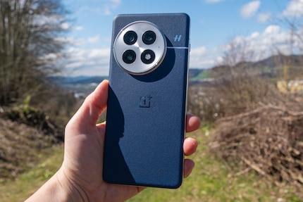 J'aime bien le similicuir bleu et le module caméra nacré. Même si tout est un peu grand sur le Oneplus 13.