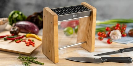The transparent acrylic glass front provides an overview of the different kitchen knives. 