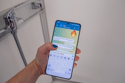 Reproduit le plus fidèlement possible : Je peux utiliser l'écran de manière fiable même par forte pluie.