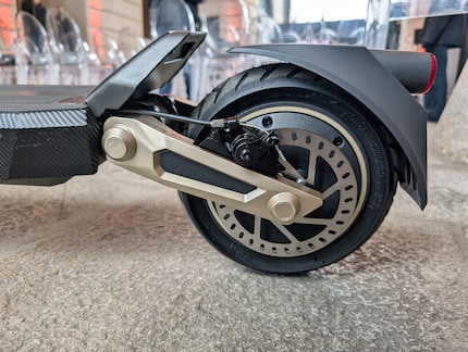 Die Hinterachse des ST3 Pro mit Scheibenbremse und Federung.